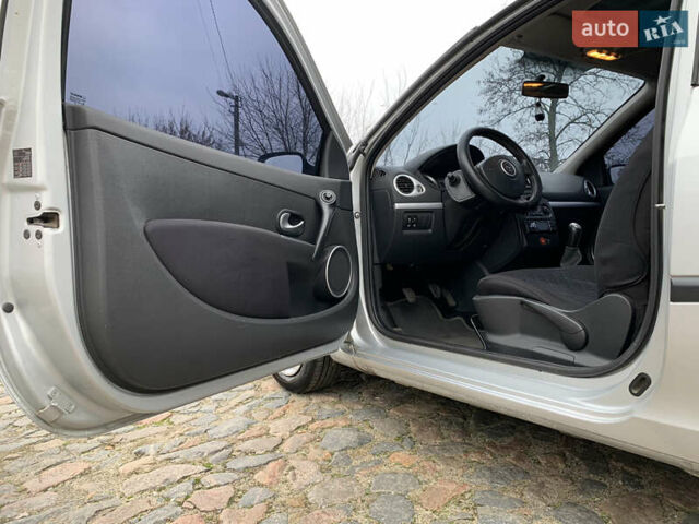 Сірий Рено Кліо, об'ємом двигуна 1.15 л та пробігом 300 тис. км за 3850 $, фото 18 на Automoto.ua