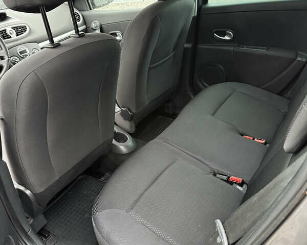 Серый Рено Клио, объемом двигателя 1.46 л и пробегом 249 тыс. км за 5900 $, фото 11 на Automoto.ua