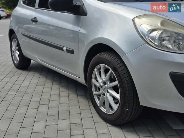 Сірий Рено Кліо, об'ємом двигуна 1.2 л та пробігом 193 тис. км за 5000 $, фото 2 на Automoto.ua