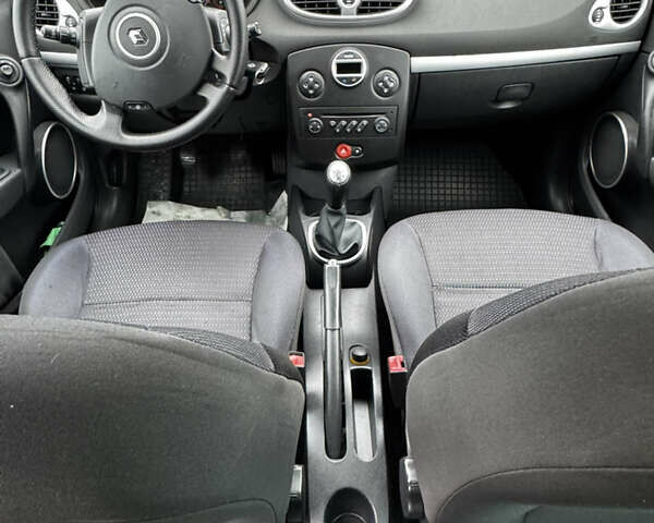 Серый Рено Клио, объемом двигателя 1.46 л и пробегом 249 тыс. км за 5900 $, фото 13 на Automoto.ua