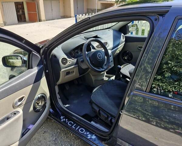 Сірий Рено Кліо, об'ємом двигуна 1.2 л та пробігом 175 тис. км за 5500 $, фото 7 на Automoto.ua