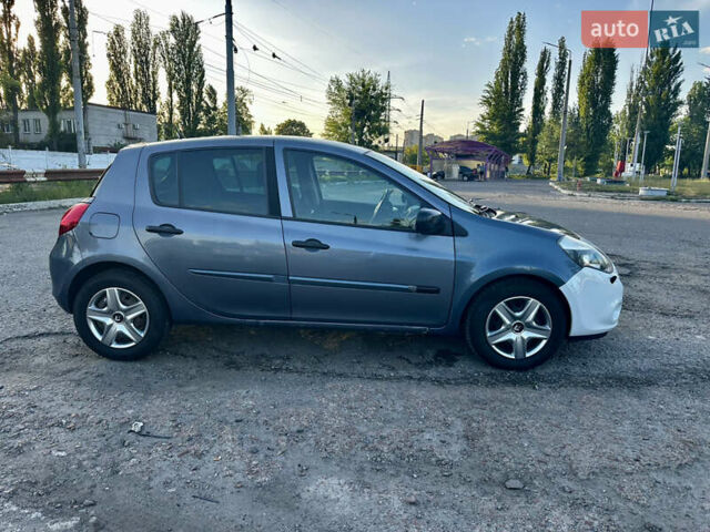 Серый Рено Клио, объемом двигателя 1.5 л и пробегом 150 тыс. км за 4600 $, фото 2 на Automoto.ua