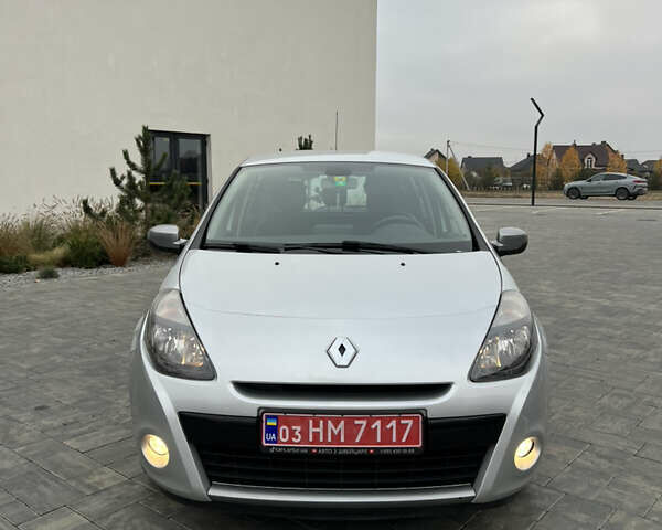 Серый Рено Клио, объемом двигателя 1.6 л и пробегом 143 тыс. км за 8500 $, фото 1 на Automoto.ua