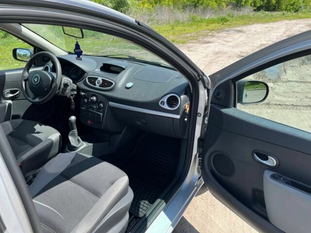 Серый Рено Клио, объемом двигателя 1.5 л и пробегом 208 тыс. км за 4499 $, фото 3 на Automoto.ua