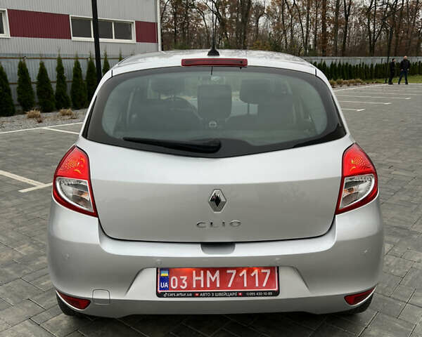 Серый Рено Клио, объемом двигателя 1.6 л и пробегом 143 тыс. км за 8500 $, фото 3 на Automoto.ua