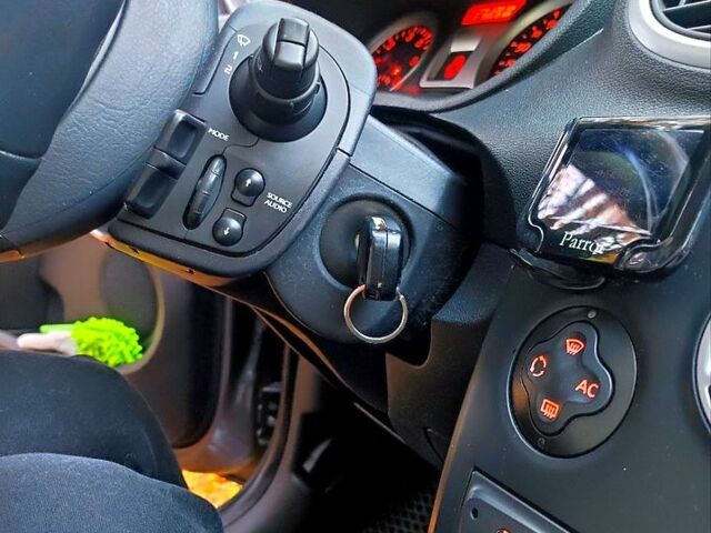 Серый Рено Клио, объемом двигателя 1.5 л и пробегом 279 тыс. км за 5200 $, фото 9 на Automoto.ua