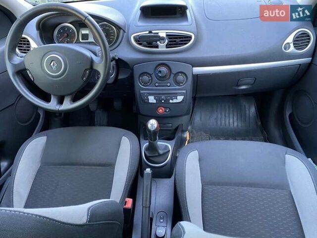 Сірий Рено Кліо, об'ємом двигуна 1.5 л та пробігом 260 тис. км за 5600 $, фото 3 на Automoto.ua