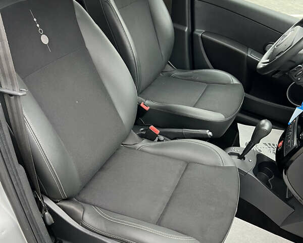 Серый Рено Клио, объемом двигателя 1.6 л и пробегом 143 тыс. км за 8500 $, фото 9 на Automoto.ua