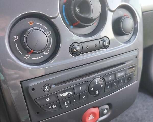 Серый Рено Клио, объемом двигателя 1.15 л и пробегом 174 тыс. км за 5600 $, фото 9 на Automoto.ua