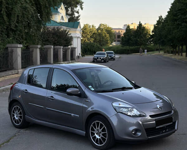 Серый Рено Клио, объемом двигателя 1.46 л и пробегом 229 тыс. км за 6400 $, фото 2 на Automoto.ua