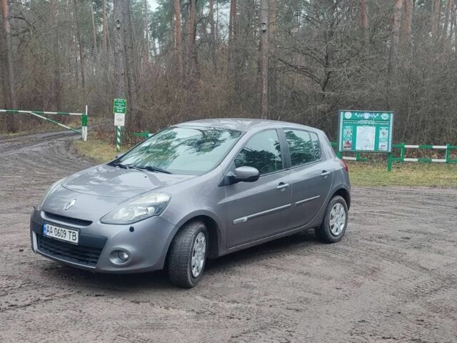 Серый Рено Клио, объемом двигателя 1.5 л и пробегом 350 тыс. км за 3500 $, фото 3 на Automoto.ua