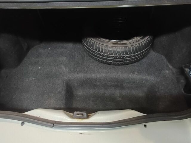 Серый Рено Клио, объемом двигателя 1.4 л и пробегом 266 тыс. км за 2700 $, фото 7 на Automoto.ua