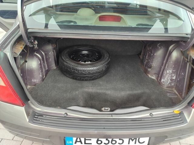 Серый Рено Клио, объемом двигателя 1.4 л и пробегом 250 тыс. км за 3100 $, фото 10 на Automoto.ua