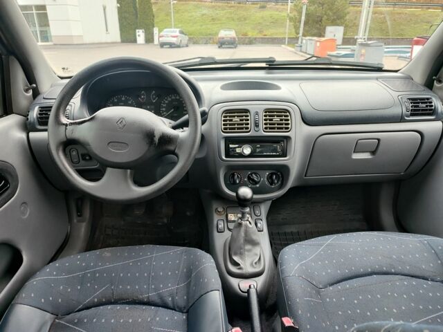 Серый Рено Клио, объемом двигателя 1.4 л и пробегом 250 тыс. км за 3100 $, фото 5 на Automoto.ua