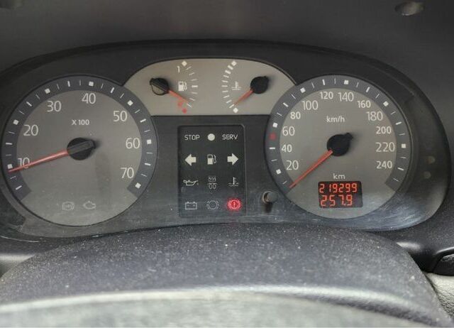 Серый Рено Клио, объемом двигателя 1.4 л и пробегом 219 тыс. км за 3100 $, фото 5 на Automoto.ua