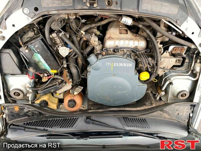 Сірий Рено Кліо, об'ємом двигуна 1.4 л та пробігом 130 тис. км за 4000 $, фото 13 на Automoto.ua