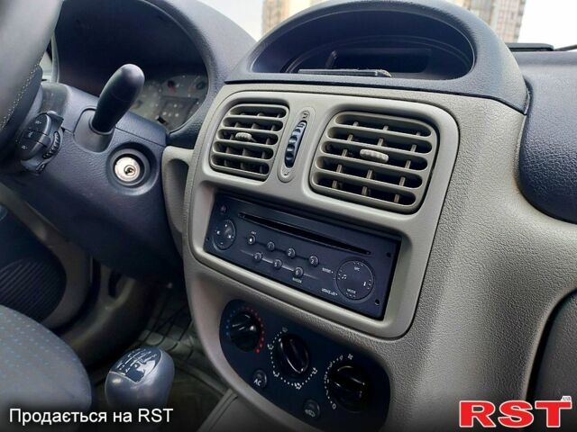 Серый Рено Клио, объемом двигателя 1.4 л и пробегом 283 тыс. км за 3300 $, фото 7 на Automoto.ua