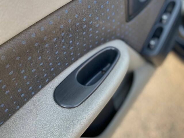 Серый Рено Клио, объемом двигателя 1.4 л и пробегом 233 тыс. км за 2500 $, фото 3 на Automoto.ua