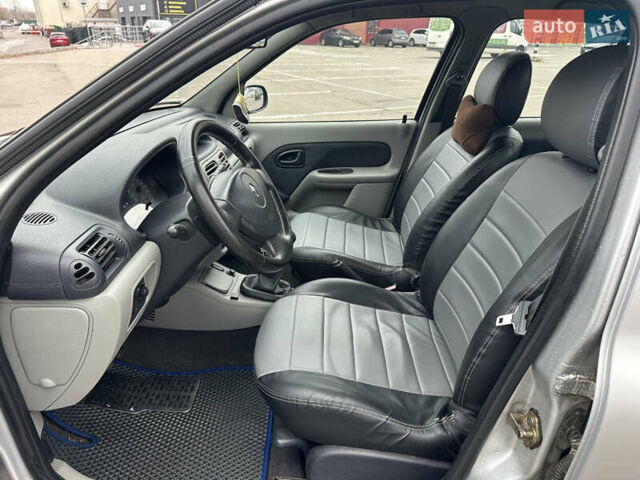 Серый Рено Клио, объемом двигателя 1.4 л и пробегом 301 тыс. км за 2999 $, фото 14 на Automoto.ua