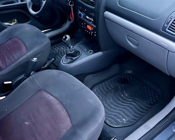 Серый Рено Клио, объемом двигателя 1.39 л и пробегом 303 тыс. км за 2900 $, фото 16 на Automoto.ua