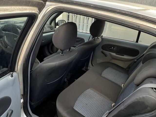 Серый Рено Клио, объемом двигателя 1.4 л и пробегом 236 тыс. км за 1800 $, фото 7 на Automoto.ua