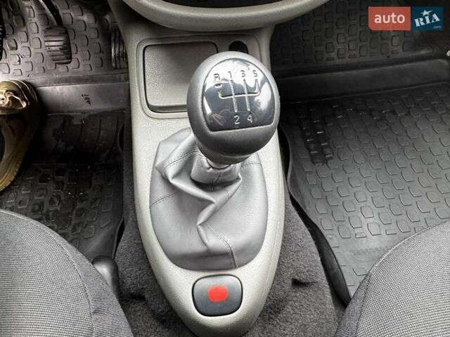 Серый Рено Клио, объемом двигателя 1.4 л и пробегом 207 тыс. км за 3490 $, фото 19 на Automoto.ua