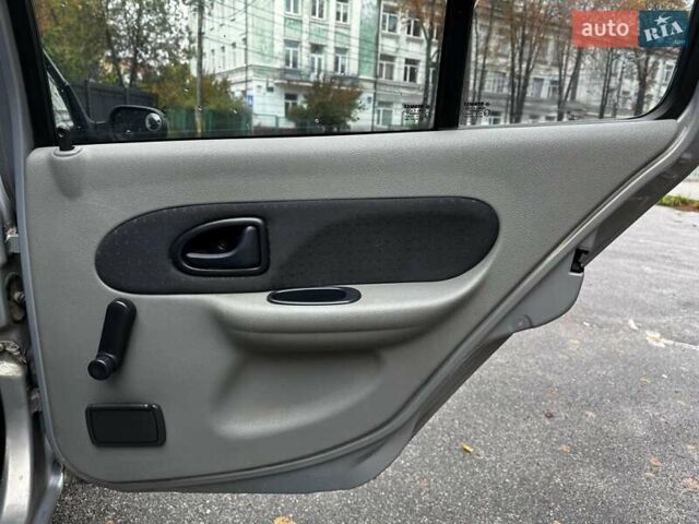 Серый Рено Клио, объемом двигателя 1.4 л и пробегом 207 тыс. км за 3490 $, фото 25 на Automoto.ua