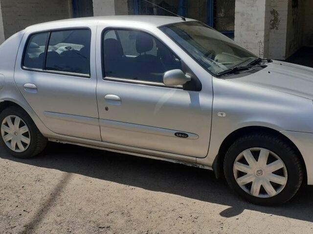 Серый Рено Клио, объемом двигателя 1.4 л и пробегом 200 тыс. км за 4600 $, фото 3 на Automoto.ua