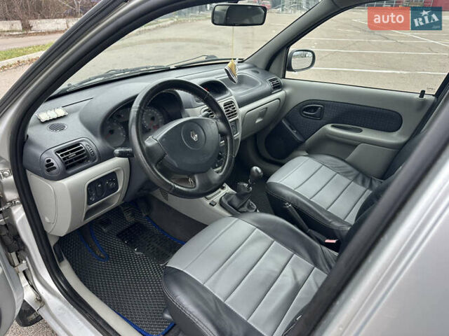 Серый Рено Клио, объемом двигателя 1.4 л и пробегом 301 тыс. км за 2999 $, фото 13 на Automoto.ua