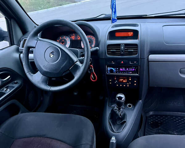 Серый Рено Клио, объемом двигателя 1.39 л и пробегом 303 тыс. км за 2900 $, фото 12 на Automoto.ua