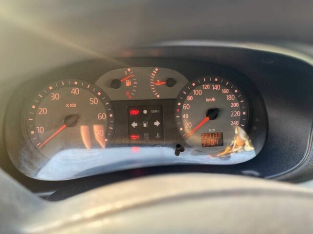 Серый Рено Клио, объемом двигателя 1.4 л и пробегом 233 тыс. км за 2500 $, фото 10 на Automoto.ua