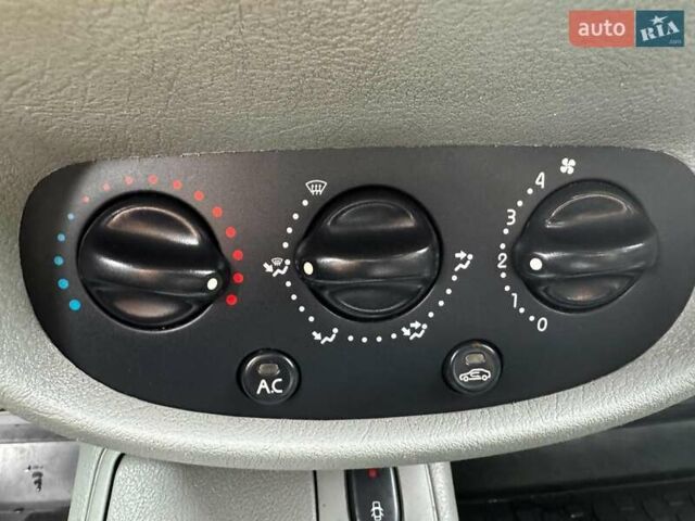 Серый Рено Клио, объемом двигателя 1.4 л и пробегом 207 тыс. км за 3490 $, фото 17 на Automoto.ua