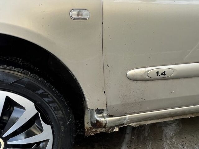 Серый Рено Клио, объемом двигателя 1.4 л и пробегом 236 тыс. км за 1800 $, фото 2 на Automoto.ua