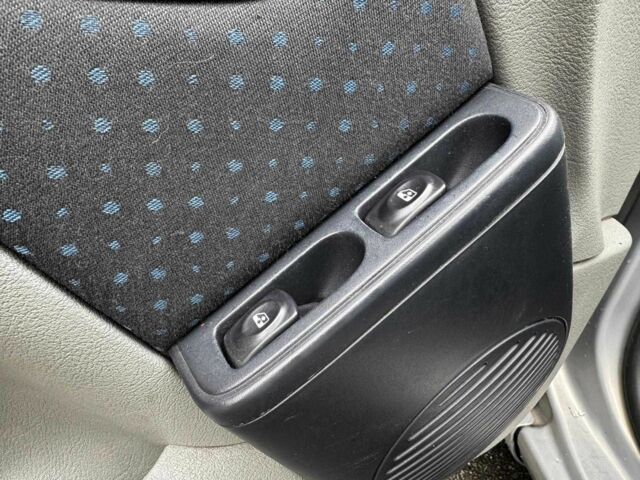 Сірий Рено Кліо, об'ємом двигуна 1.4 л та пробігом 207 тис. км за 3490 $, фото 10 на Automoto.ua