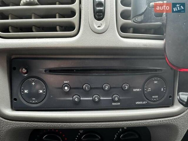 Серый Рено Клио, объемом двигателя 1.4 л и пробегом 207 тыс. км за 3490 $, фото 16 на Automoto.ua