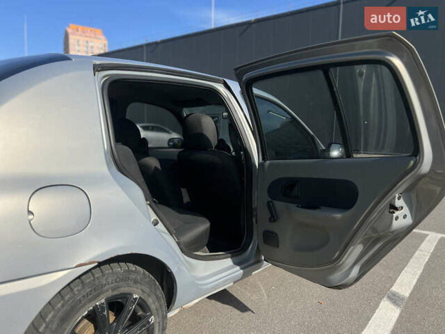 Серый Рено Клио, объемом двигателя 1.4 л и пробегом 206 тыс. км за 3500 $, фото 28 на Automoto.ua