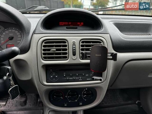 Серый Рено Клио, объемом двигателя 1.4 л и пробегом 207 тыс. км за 3490 $, фото 14 на Automoto.ua