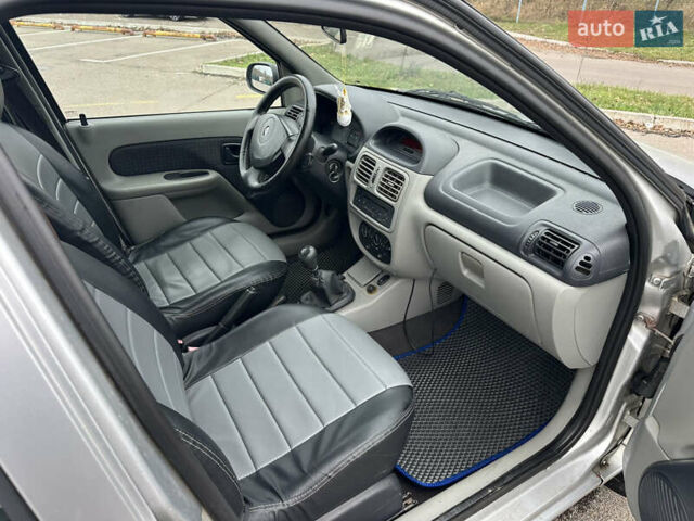 Серый Рено Клио, объемом двигателя 1.4 л и пробегом 301 тыс. км за 2999 $, фото 20 на Automoto.ua