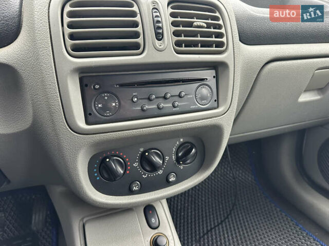 Серый Рено Клио, объемом двигателя 1.4 л и пробегом 301 тыс. км за 2999 $, фото 26 на Automoto.ua