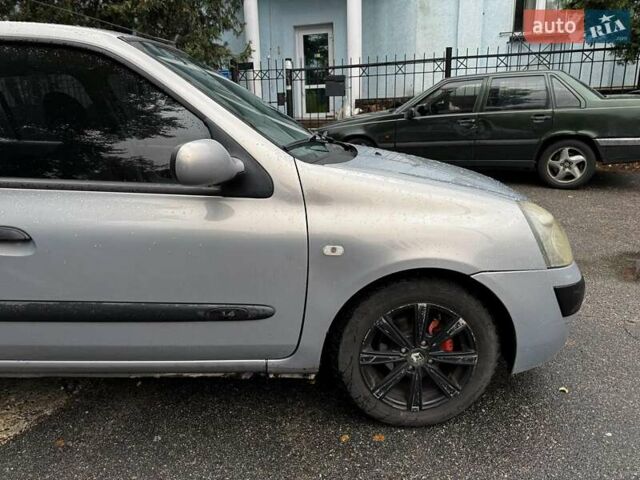 Серый Рено Клио, объемом двигателя 1.4 л и пробегом 207 тыс. км за 3490 $, фото 4 на Automoto.ua