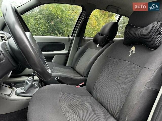 Серый Рено Клио, объемом двигателя 1.4 л и пробегом 207 тыс. км за 3490 $, фото 21 на Automoto.ua