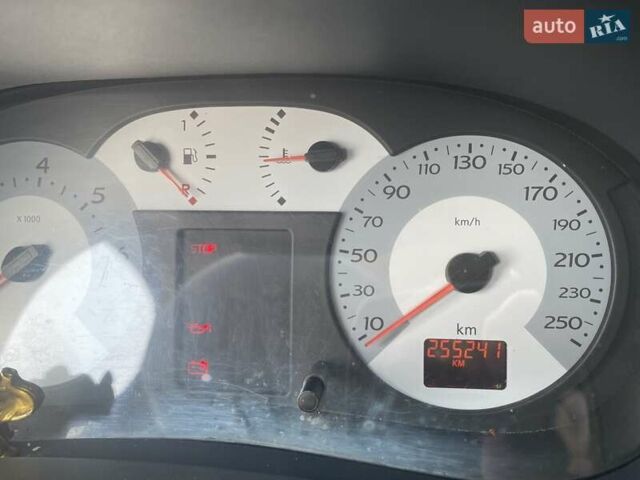 Серый Рено Клио, объемом двигателя 1.4 л и пробегом 255 тыс. км за 3349 $, фото 4 на Automoto.ua