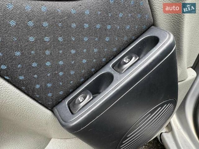 Серый Рено Клио, объемом двигателя 1.4 л и пробегом 207 тыс. км за 3490 $, фото 11 на Automoto.ua