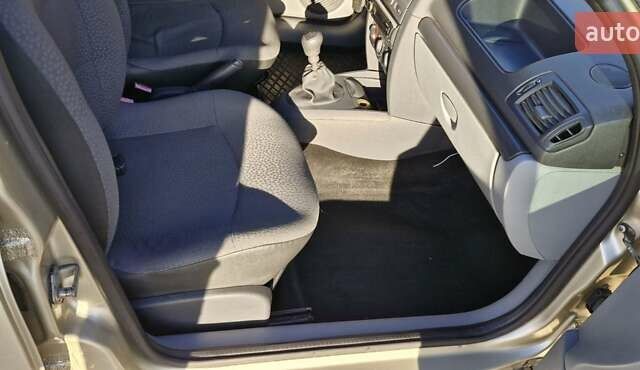 Серый Рено Клио, объемом двигателя 1.39 л и пробегом 142 тыс. км за 3150 $, фото 16 на Automoto.ua