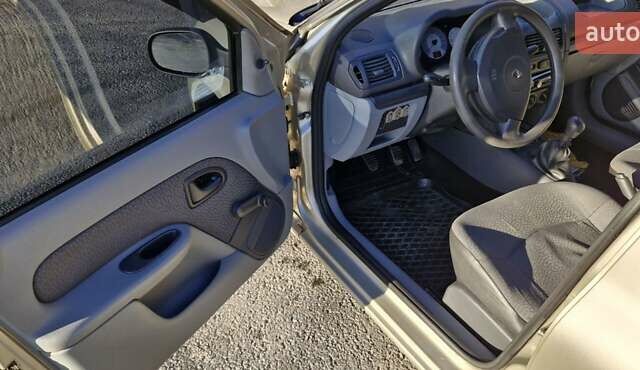 Серый Рено Клио, объемом двигателя 1.39 л и пробегом 142 тыс. км за 3150 $, фото 10 на Automoto.ua