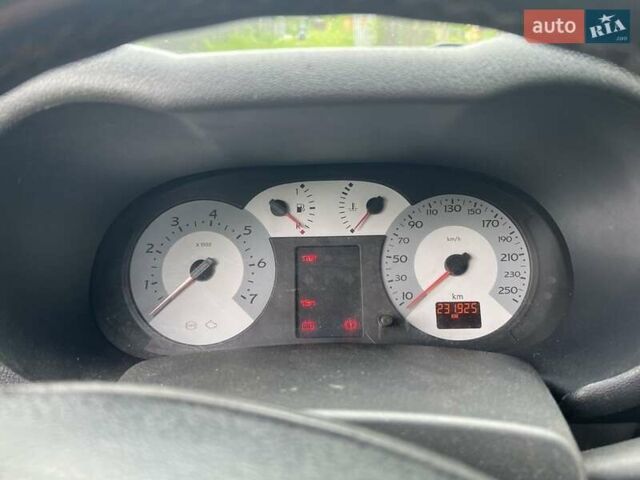 Серый Рено Клио, объемом двигателя 1.4 л и пробегом 232 тыс. км за 2900 $, фото 3 на Automoto.ua
