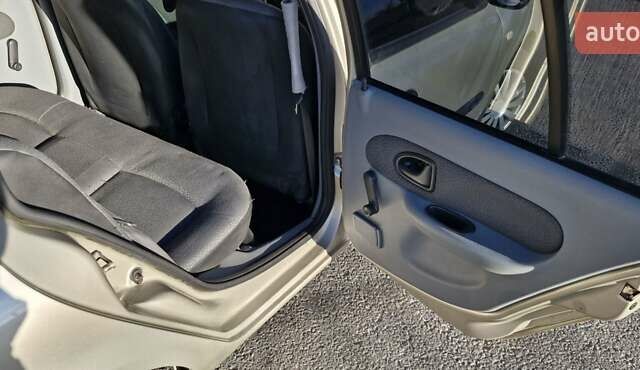 Серый Рено Клио, объемом двигателя 1.39 л и пробегом 142 тыс. км за 3150 $, фото 17 на Automoto.ua