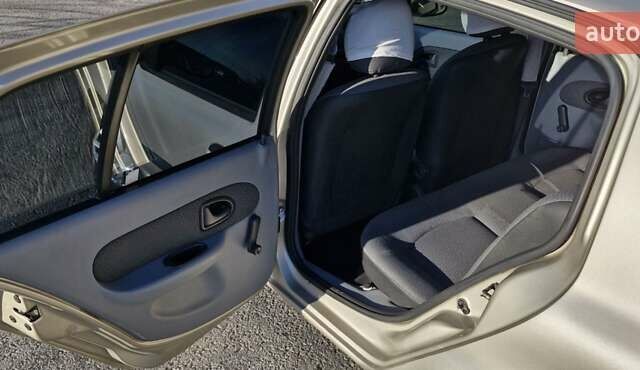 Серый Рено Клио, объемом двигателя 1.39 л и пробегом 142 тыс. км за 3150 $, фото 11 на Automoto.ua