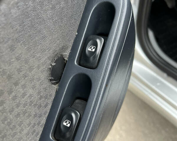 Серый Рено Клио, объемом двигателя 1.39 л и пробегом 260 тыс. км за 3300 $, фото 10 на Automoto.ua