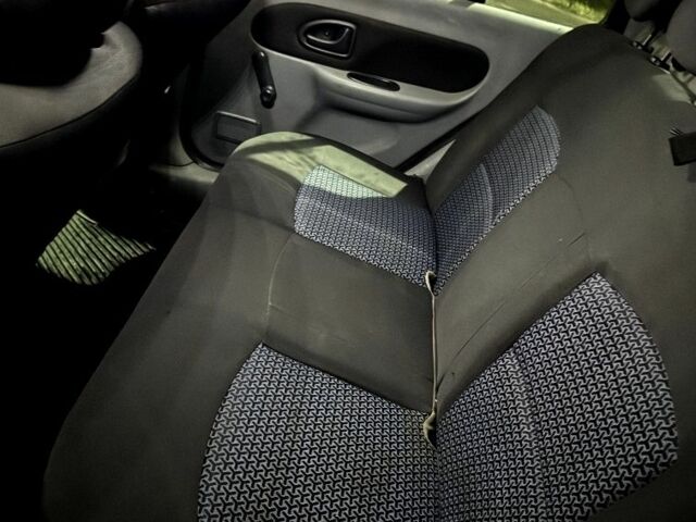 Серый Рено Клио, объемом двигателя 1.4 л и пробегом 291 тыс. км за 2870 $, фото 16 на Automoto.ua